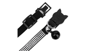 Luxuriöses Breakaway Katzenhalsband mit Kristallen Luxuriöses schwarzes Katzenhalsband mit Kristallen, verstellbar, mit schwarzem Glöckchen.