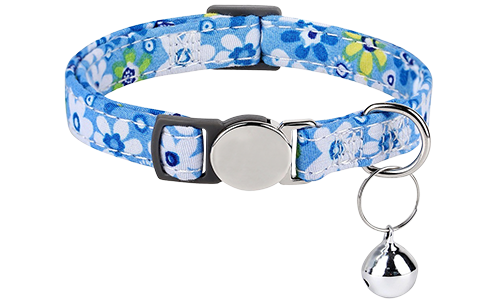 Blaues blumengeprägtes Katzenhalsband mit Metallverschluss, verstellbar und leicht für Komfort, mit Silberglöckchen.
