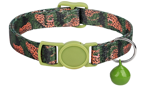 Katzenhalsband im Camouflage-Muster in grün und orange, verstellbar und leicht, mit grünem Verschluss und Glöckchen.