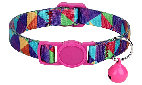 Buntes geometrisches Katzenhalsband, verstellbar und leicht, mit passendem pinkem Verschluss und Glöckchen.