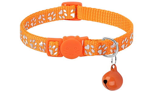 Oranges Katzenhalsband mit Pfotenmuster, verstellbar und leicht für Komfort, Sicherheitsverschluss mit passendem Glöckchen.