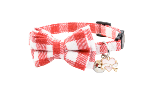 Rot-weiße karierte Katzenhalsband mit Schleife, Glöckchen und Herz-'Liebe' Charm, verstellbar für Komfort.