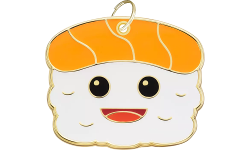 Sushi-förmige Hundemarke mit lächelndem Gesicht und goldenem Ring, personalisierbar mit graviertem Hundename.